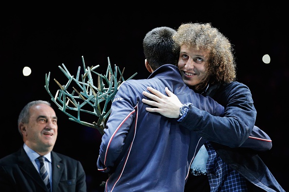 David Luiz hai huoc trao cup vo dich cho Djokovic hinh anh