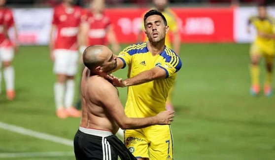 Man au da giua Zahavi va 1 fan qua khich cua Hapoel hinh anh