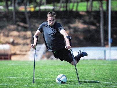 Cau thu 1 chan thuc hien pha gap bong dinh cao hinh anh