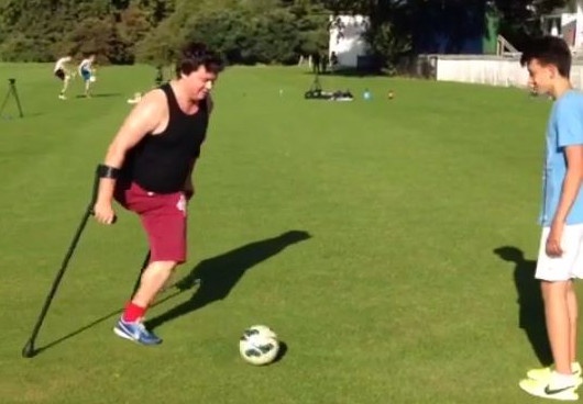 Cau thu 1 chan thuc hien pha gap bong qua nguoi dep mat hinh anh