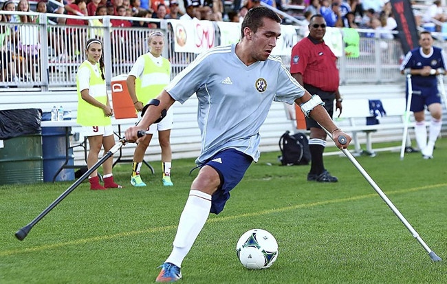 Pha bat volley dang cap cua cau hoc sinh 1 chan hinh anh