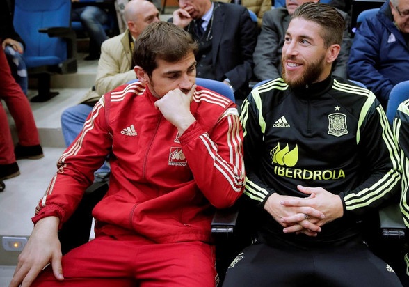 Casillas moc trom dien thoai cua phong vien hinh anh