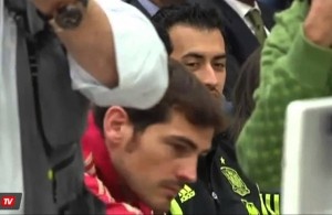 Casillas moc trom dien thoai cua phong vien hinh anh