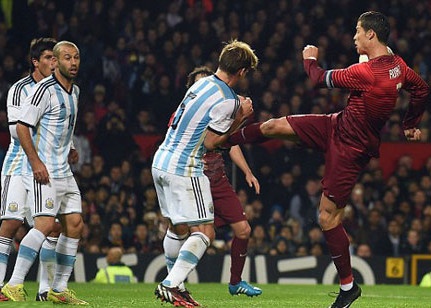 Ronaldo vao bong nhu vo si voi sao Argentina hinh anh