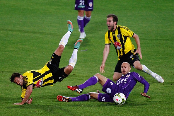 Cau thu nhan the do sau 17 giay vao san thay nguoi hinh anh