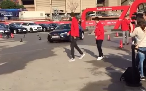 Pique va Messi suyt bi chiec xe cua Busquets dam phai hinh anh