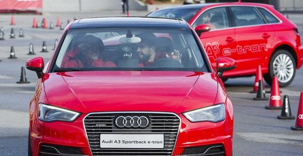 Messi ta hoa truoc pha 'om cua' gap cua Pique hinh anh