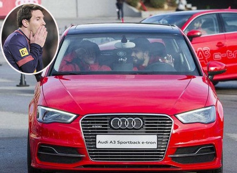 Messi mat tai nhot khi ngoi cung xe voi to lai Pique hinh anh