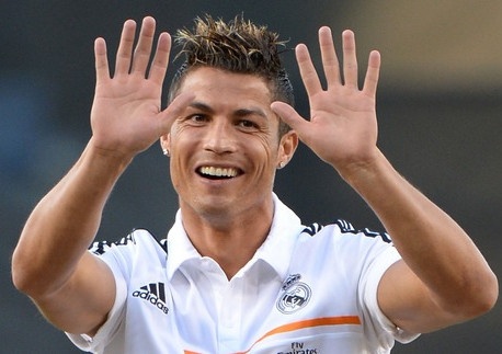 Ronaldo kiem hon 3 ty dong cho moi bai dang len Facebook hinh anh