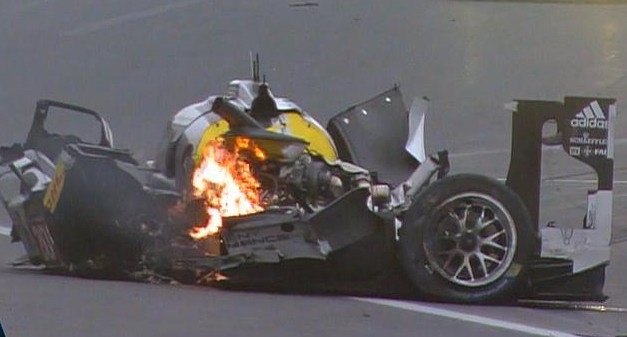 Tai nan khien chiec xe dua cua Webber vo nat hinh anh