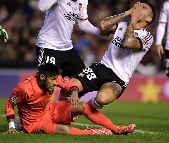 Neymar huc mat doi thu, Messi linh tron chai nuoc vao dau hinh anh