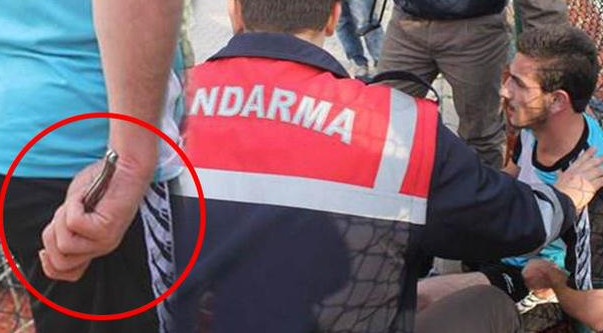 Hamza Sari mang dao vao san doi hanh hung trong tai hinh anh