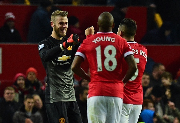 Pha cuu thua xuat than dung phut bu gio cuoi cung cua De Gea va Young hinh anh