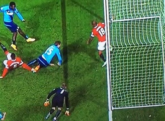 Ashley Young, De Gea cuu thua xuat than phut cuoi cho M.U hinh anh