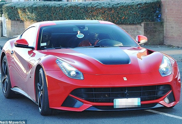 Balotelli khoe xe 8 ty dong sau scandal ky thi nguoi Do Thai hinh anh