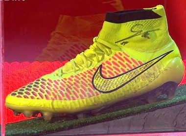 Gotze thu ve hon 52 ty dong nho ban mot doi giay hinh anh