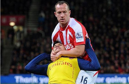 CDV kinh hai chung kien Alexis Sanchez bi bop co hinh anh