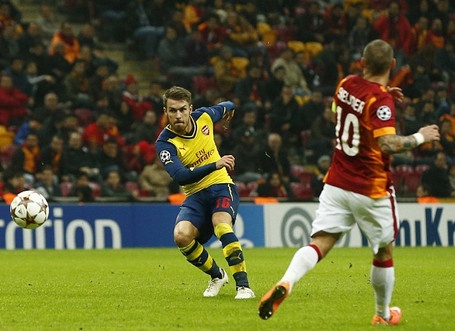 Ramsey lap sieu pham volley, Arsenal dai thang Galatasaray hinh anh