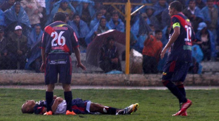 Cau thu bi set danh chet di song lai hinh anh