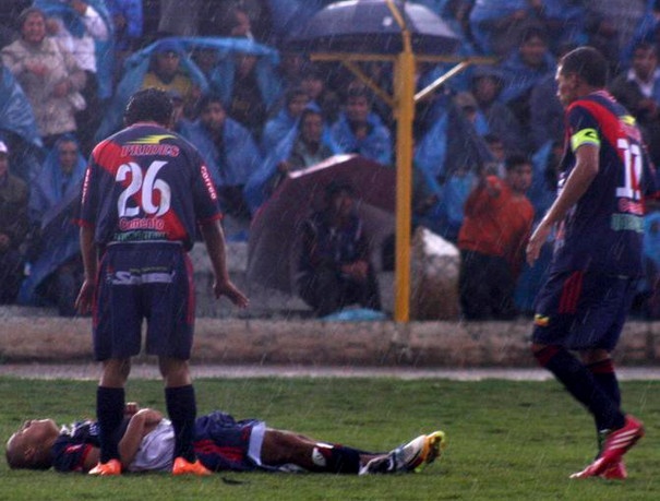 Cau thu bi set danh chet di song lai hinh anh