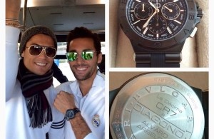 Dong doi khoe dong ho dat gia duoc Ronaldo tang hinh anh