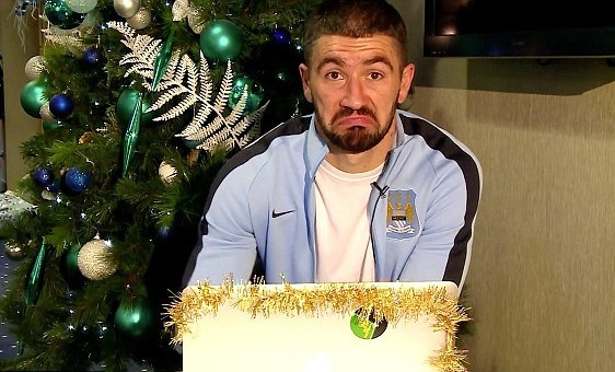 Sao Man City thi tai nhin cuoi dip Giang sinh hinh anh