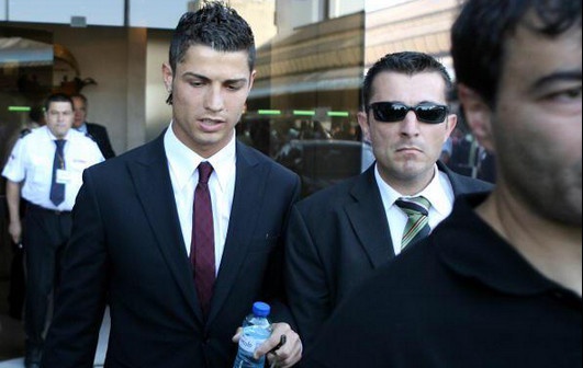Ronaldo duoc bao ve nghiem ngat boi dan ve si hinh anh
