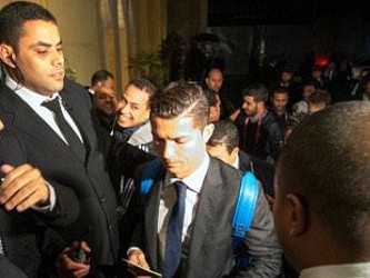 Doi thu doa tien Ronaldo va dong doi ve nuoc som hinh anh