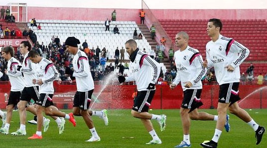 Hang nghin fan co vu cuong nhiet cho Ronaldo va dong doi tap luyen hinh anh