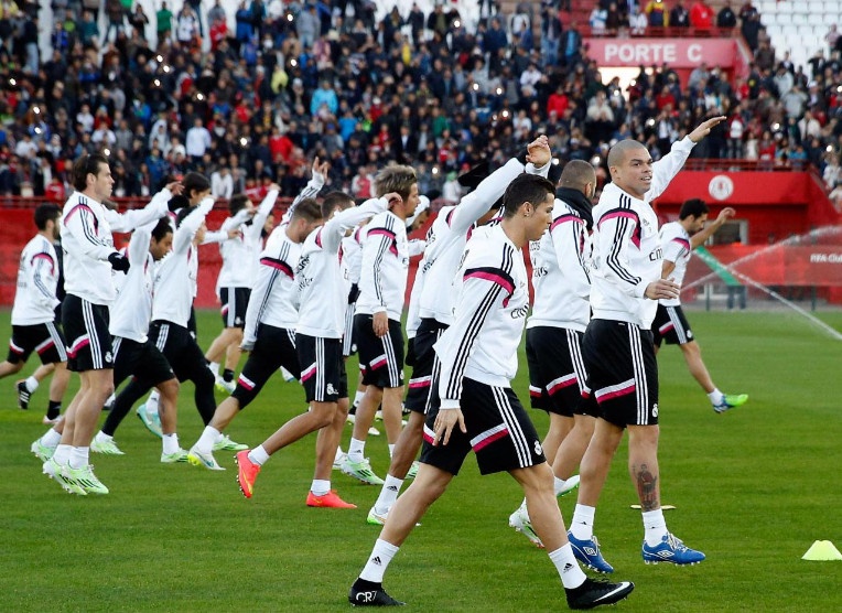 Hang nghin fan co vu cuong nhiet CR7 va dong doi tap luyen hinh anh