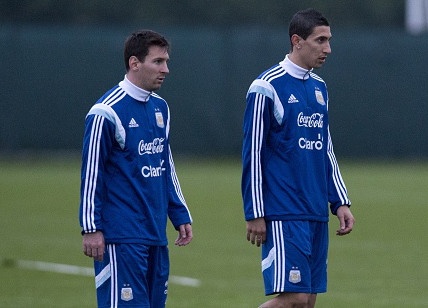 Messi mat danh hieu ca nhan vao tay Di Maria hinh anh