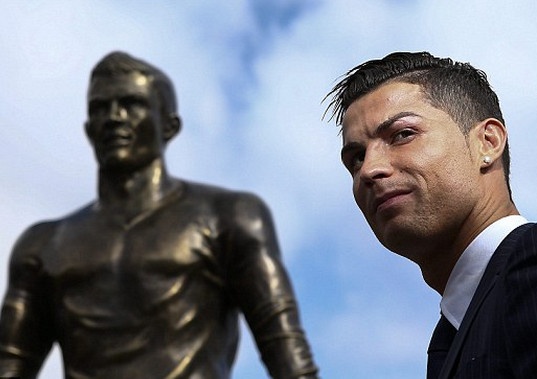 Hang nghin fan chen chuc xem le dung tuong Cristiano Ronaldo hinh anh