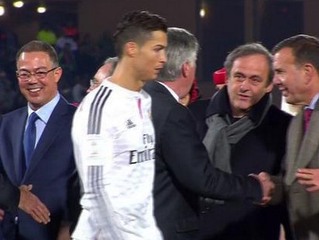 Ronaldo tu choi bat tay chu tich UEFA tren buc trao giai hinh anh