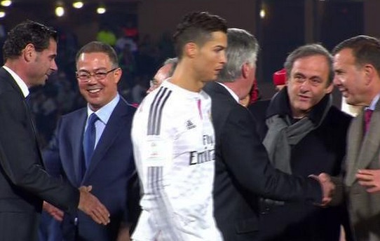 Ronaldo tu choi bat tay chu tich UEFA, Michel Platini hinh anh