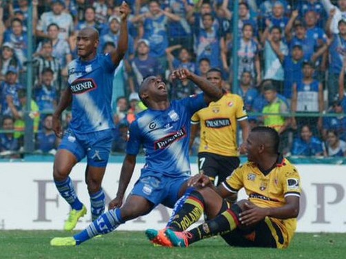 Cau thu nhan the do vi vao bong triet ha em trai hinh anh