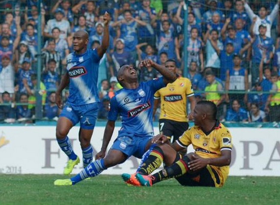 Pha vao bong triet ha cua Alex Bolanos voi chinh nguoi anh trai hinh anh