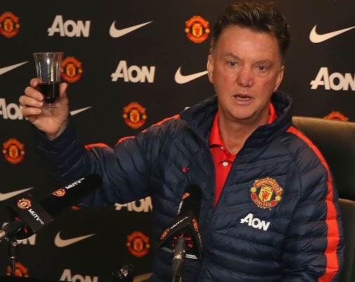 HLV Van Gaal tang qua Giang sinh cho cac cau thu M.U hinh anh