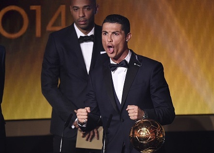 Ronaldo het day phan khich khi len nhan Qua bong vang hinh anh