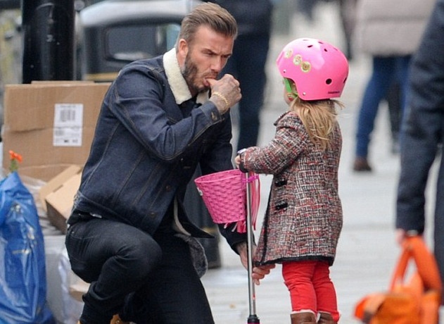 Beckham doi mua dua be Harper dao pho hinh anh