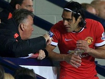 HLV Van Gaal lon tieng canh bao Falcao hinh anh
