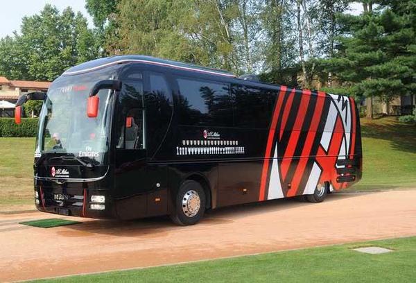 AC Milan ban ca xe bus vi kho khan tai chinh hinh anh