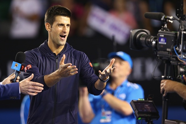 Djokovic hat mung sinh nhat me hinh anh