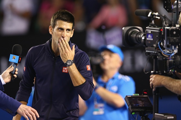 Djokovic thang an tuong, hat tang sinh nhat me hinh anh