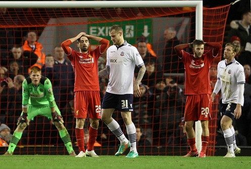 Gerrard vang mat, Liverpool bi Bolton cam hoa hinh anh