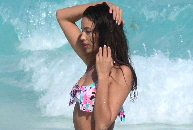 Bo cu Ronaldo khoe duong cong tren bien vang hinh anh