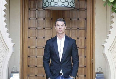 Ronaldo tau penthouse sang trong phong khi giai nghe hinh anh