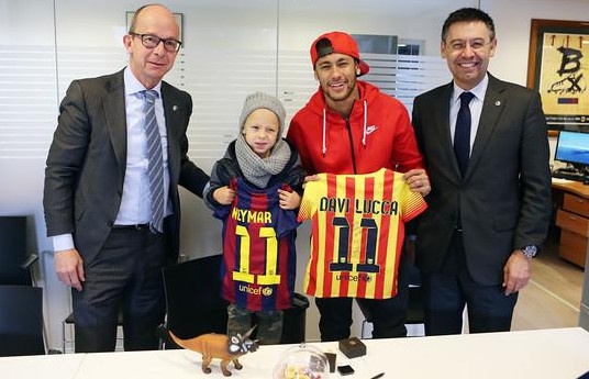 Buoi le cap the hoi vien cho Neymar va con trai hinh anh