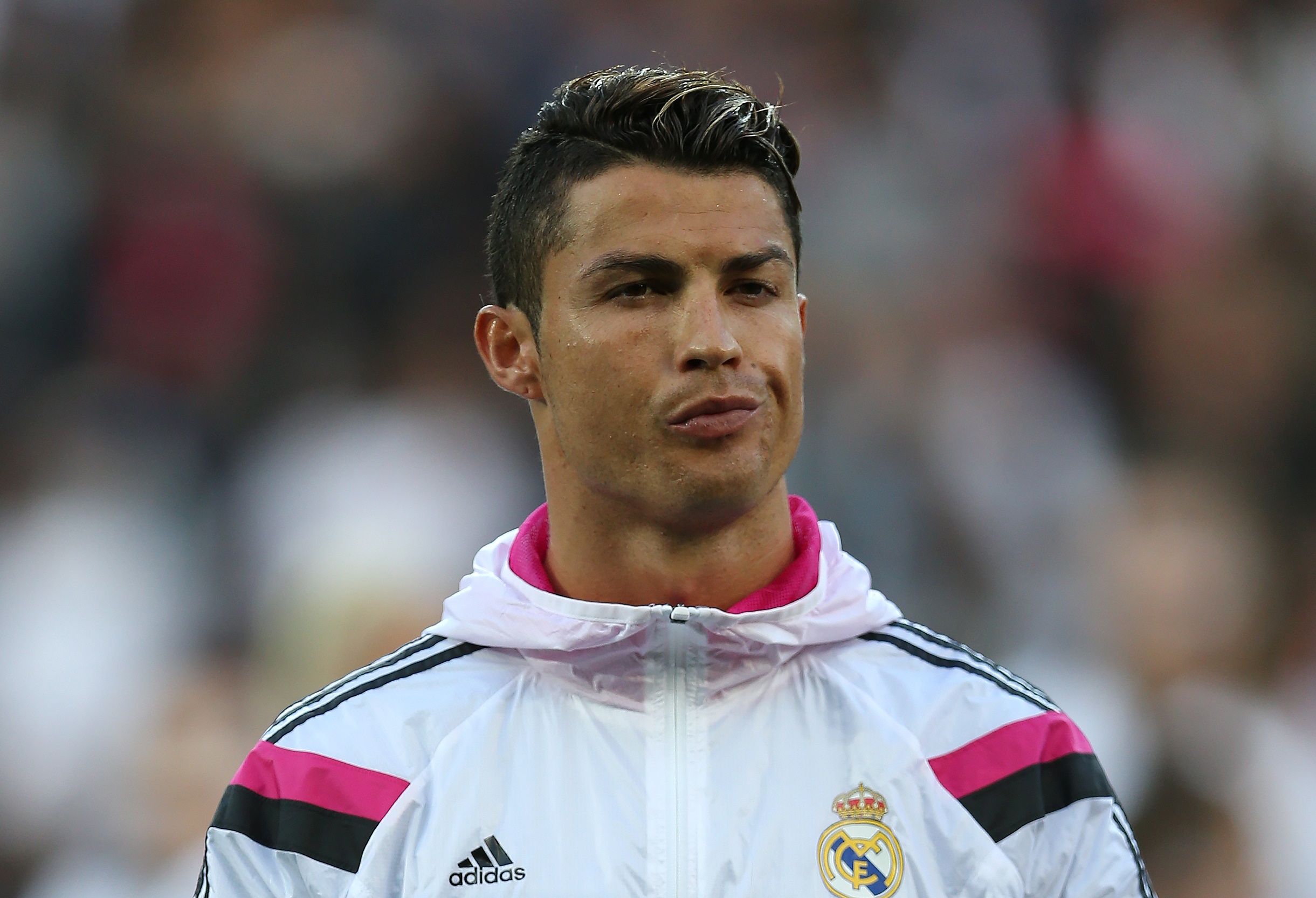 Ronaldo khien dong doi va cac CDV Real nong mat hinh anh