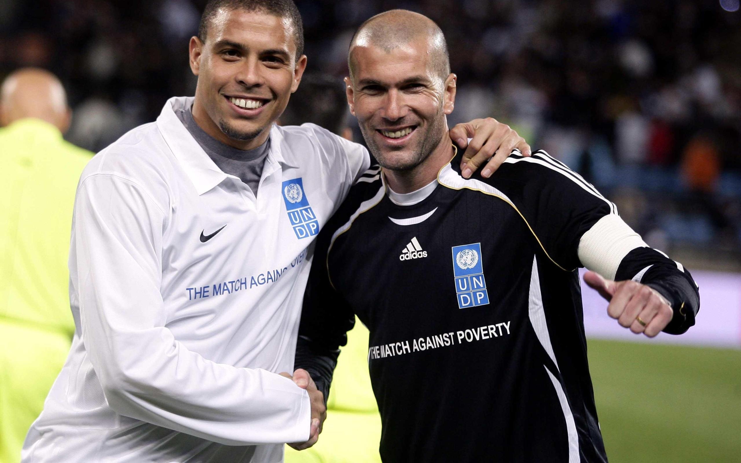 Ronaldo beo va Zidane tai xuat san co chong dai dich Ebola hinh anh