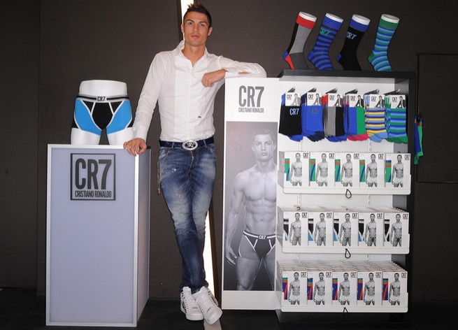 Ronaldo bi canh cao vu ra mat giay tap luyen CR7 hinh anh